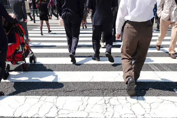 Los peatones cruzan en Shibuya Crossing — Foto de Stock