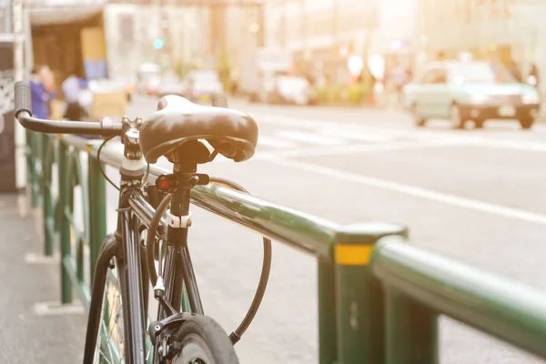 Estacionamiento de bicicletas lado de la calle —  Fotos de Stock