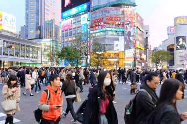 Shibuya Merkezi geçiş insanların kalabalıklar