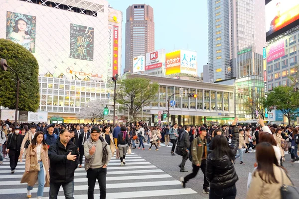 Tłumy ludzi przekraczających centrum Shibuya — Zdjęcie stockowe