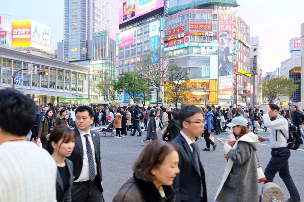 Multidões de pessoas cruzando o centro de Shibuya — Fotografia de Stock