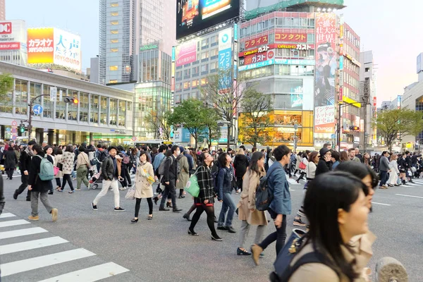 Multidões de pessoas cruzando o centro de Shibuya — Fotografia de Stock