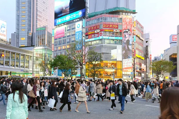 Menigte van mensen het oversteken van het centrum van Shibuya — Stockfoto