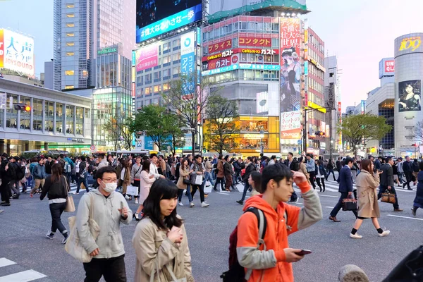 成群的人穿越涩谷中心 — 图库照片