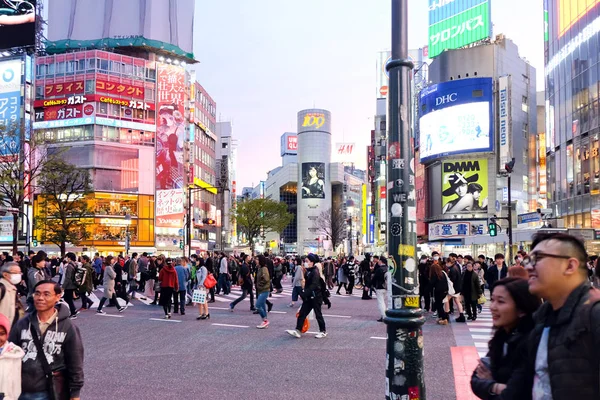 Multitud de personas cruzando el centro de Shibuya — Foto de Stock