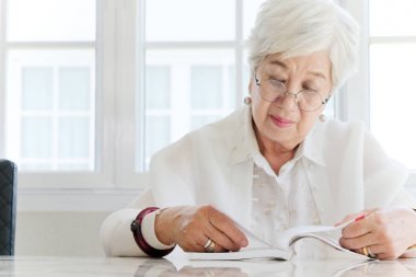 kadın kıdemli portre