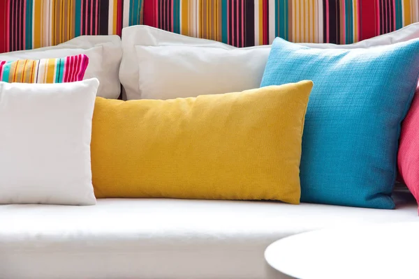 Coussin coloré sur canapé — Photo