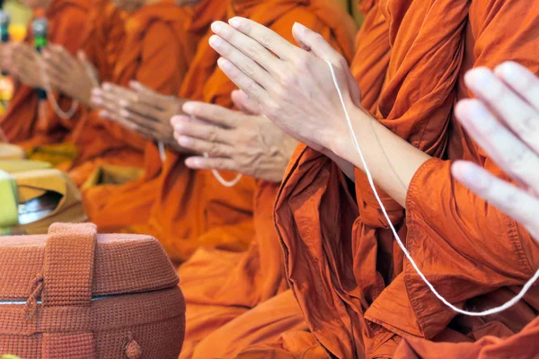 Thailändska buddhistiska munkar betala respekt. — Stockfoto