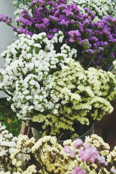 Csokor színes virágot — Stock Fotó