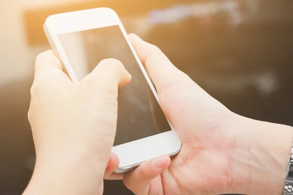 Hand att skriva på telefonen — Stockfoto