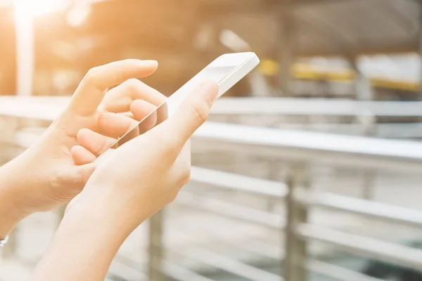 Digitando a mano sul telefono — Foto Stock