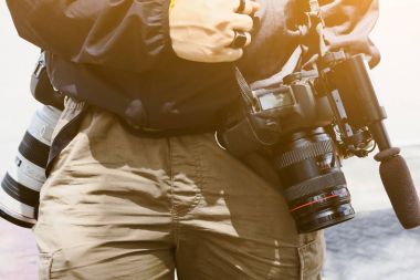 Kameraman ile onun fotoğraf makinesi