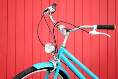 kırmızı duvar önünde Retro Bisiklet