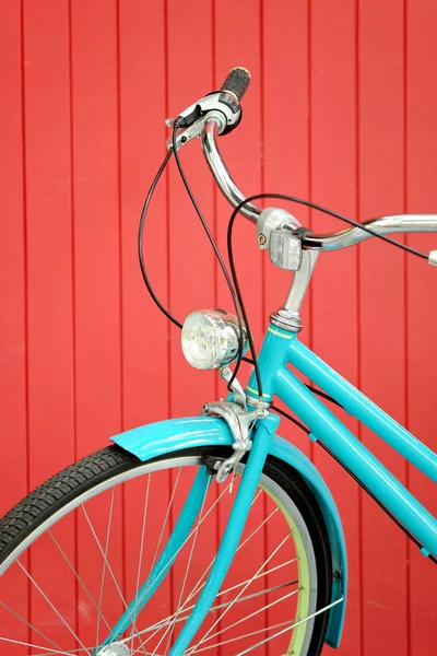 Retro bicycle in front of the red wall — Stock Photo, Image