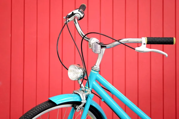 Retro bicycle in front of the red wall — Stock Photo, Image