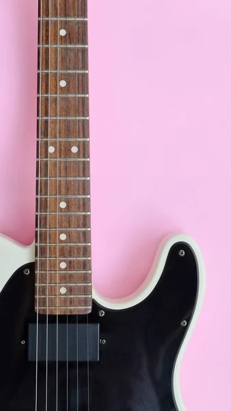 Detalle Guitarra Eléctrica Sobre Fondo Rosa — Foto de Stock
