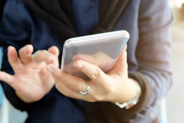 Bir akıllı telefon iletişimi kullanan kadın