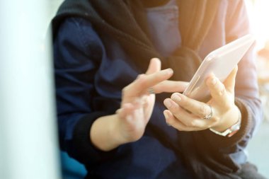 Bir akıllı telefon iletişimi kullanan kadın