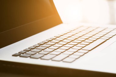 Resepsiyon ofis parlama ışık ile dizüstü bilgisayar