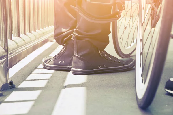 Närbild Man Ridandes Sin Cykel Gatan — Stockfoto