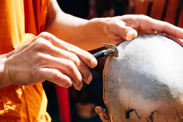 Cerimônia Barbear Cabelo Ordenação Budista — Fotografia de Stock
