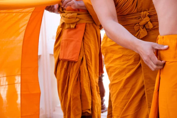 Gul Mantel Buddhistiska Munkar Närbild Buddhistisk Munk — Stockfoto