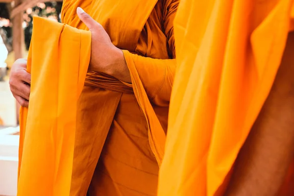 Sárga Ruhát Buddhista Szerzetesek Közelkép Buddhista Szerzetes — Stock Fotó