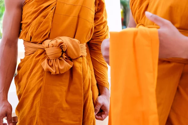 Gul Mantel Buddhistiska Munkar Närbild Buddhistisk Munk — Stockfoto