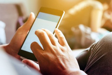 Adam closeup tutarak ve bir akıllı telefon dokunmadan eller