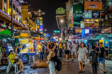 Bangkok, Tayland - 30 Eylül 2019: Bangkok 'taki Khao San Yolu' nun işlek caddelerinde yürüyen turistler ve yerliler. Khao San Yolu dünyaca ünlü bir sırt çantalı sokak..