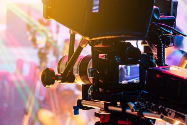 Film endüstrisi. Profesyonel kamera arkaplanı ile çekim