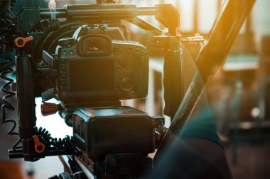 Film endüstrisi. Profesyonel kamera arkaplanı ile çekim