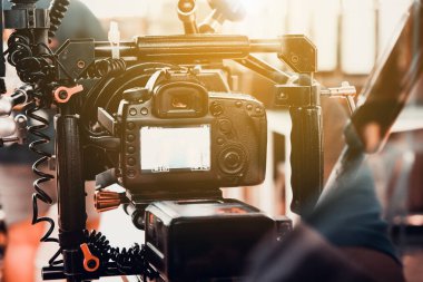 Film endüstrisi. Profesyonel kamera arkaplanı ile çekim