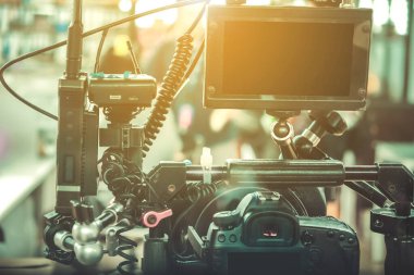 Film endüstrisi. Profesyonel kamera arkaplanı ile çekim