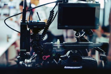 Film endüstrisi. Profesyonel kamera arkaplanı ile çekim
