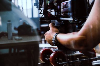 Film ekibi, kameraman kamerayla çekim yapıyor.