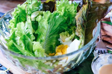 Yumurtalı sebze salatasını yakın.