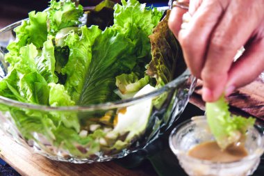 Yumurtalı sebze salatasını yakın.