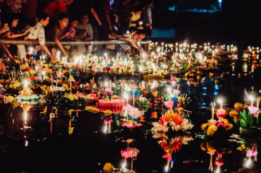 Bangkok Tayland - 11 Kasım: Loy Krathong Festivali, Tayland 'ın başkenti Bangkok' ta 11 Kasım 2019 'da Tayland halkının dolunay festivali Loy Krathong' u kutladıkları gece.