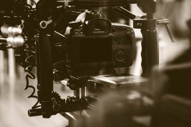 Film endüstrisi. Profesyonel kamera arkaplanı ile çekim