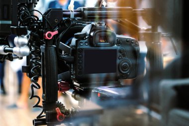Film endüstrisi. Profesyonel kamera arkaplanı ile çekim