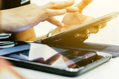 bir akıllı telefon kullanan kadın görüntü kadar yakın