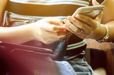 bir akıllı telefon kullanan kadın görüntü kadar yakın