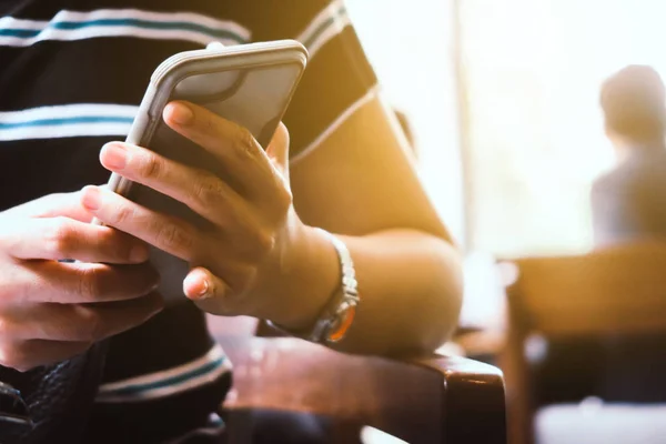 Immagine Ravvicinata Una Donna Che Utilizza Uno Smartphone — Foto Stock