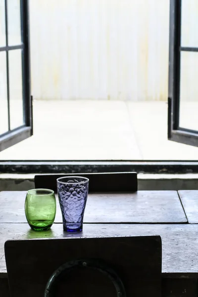 Ποτήρι Νερό Στο Ξύλινο Τραπέζι — Φωτογραφία Αρχείου