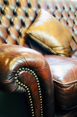 Eski deri koltuğun detaylı görüntüsü