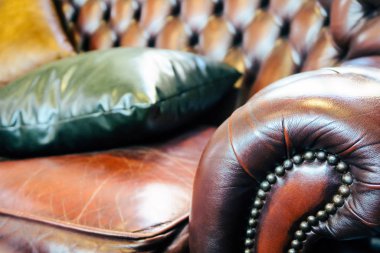 Eski deri koltuğun detaylı görüntüsü