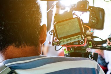 Film endüstrisi. Profesyonel kamera arkaplanı ile çekim