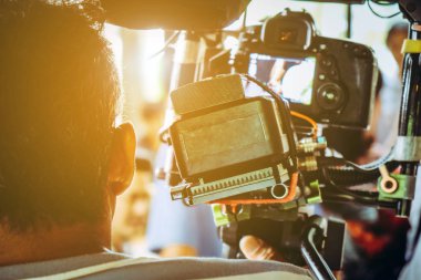 Film endüstrisi. Profesyonel kamera arkaplanı ile çekim