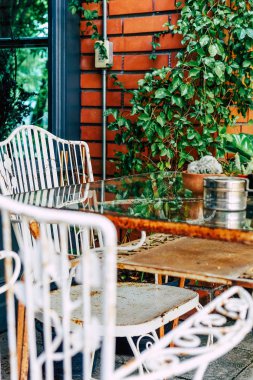 Bahçedeki eski model mobilyaların ayrıntıları